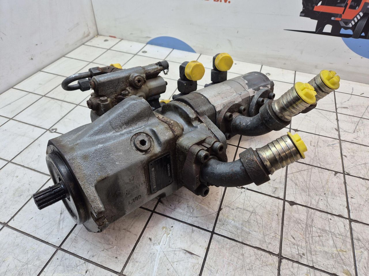 Liebherr LTM 1055-3.2 three way gear pump 10412926, 10353652 - Bomba hidráulica para Autogrúa: foto 2 Liebherr LTM 1055-3.2 three way gear pump 10412926, 10353652 - Bomba hidráulica para Autogrúa: foto 2