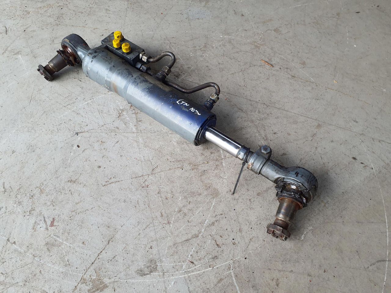 Liebherr LTM 1070-4.2 steering centering cylinder 512393008 - Cilindro hidráulico para Autogrúa: foto 3 Liebherr LTM 1070-4.2 steering centering cylinder 512393008 - Cilindro hidráulico para Autogrúa: foto 3