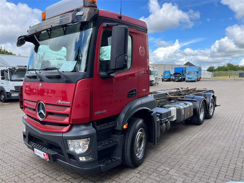 Portacontenedor de cadenas camión Mercedes-Benz Antos 2543: foto 1