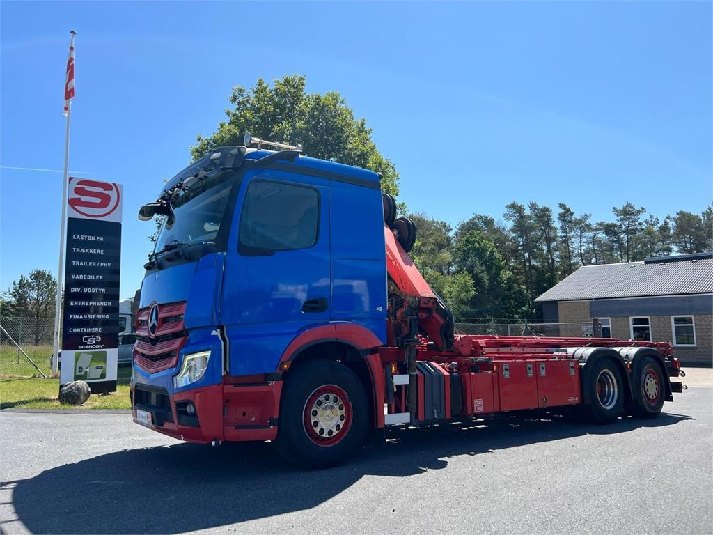 Mercedes-Benz Antos 2545 - HMF 1520K-RCkran - Portacontenedor de cadenas camión: foto 1 Mercedes-Benz Antos 2545 - HMF 1520K-RCkran - Portacontenedor de cadenas camión: foto 1