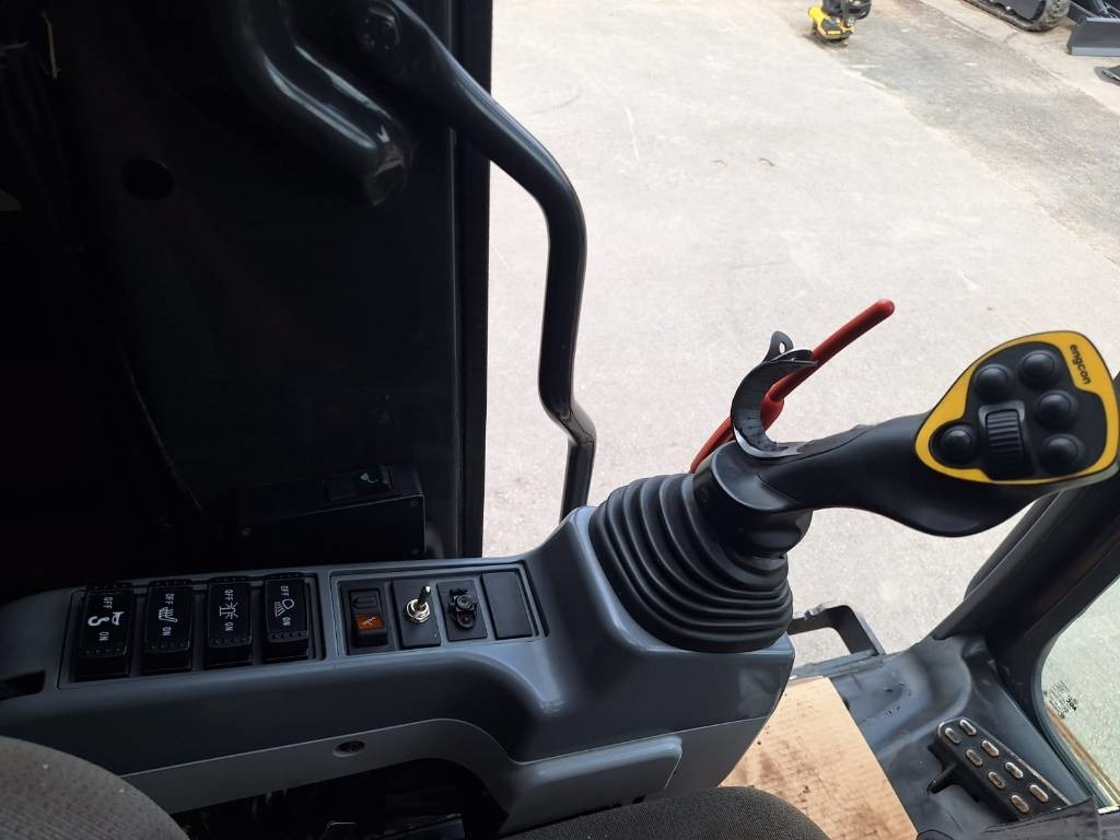 Excavadora de cadenas Hitachi ZX225USLC-5 PYÖRITTÄJÄLLÄ: foto 15