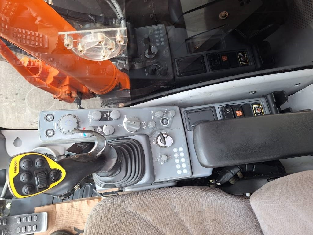 Excavadora de cadenas Hitachi ZX225USLC-5 PYÖRITTÄJÄLLÄ: foto 16