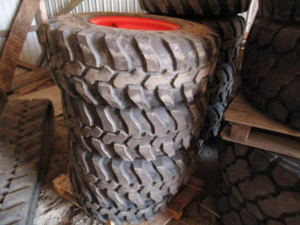 RENGASSARJA 365/70R18 VANTEINEEN - Maquinaria de construcción: foto 2 RENGASSARJA 365/70R18 VANTEINEEN - Maquinaria de construcción: foto 2