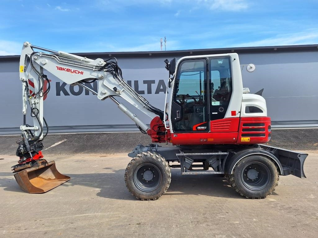 Takeuchi TB295W KÄRRY, PYÖRITTÄJÄ, 5-KAUHAA - Excavadora de ruedas: foto 1 Takeuchi TB295W KÄRRY, PYÖRITTÄJÄ, 5-KAUHAA - Excavadora de ruedas: foto 1