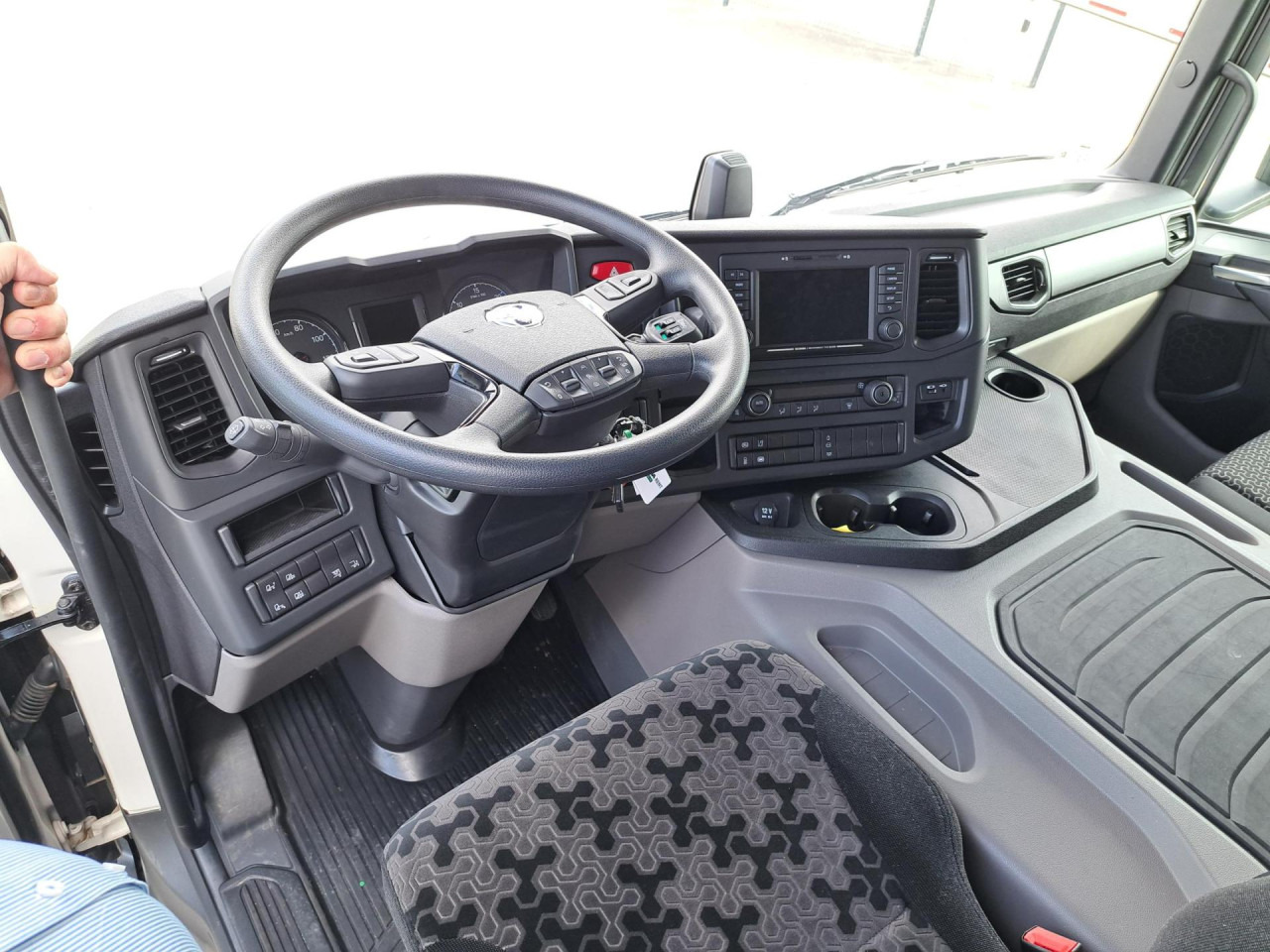 SCANIA SCANIA P280 4x2 Fourgon Hayon - Chasis camión: foto 2 SCANIA SCANIA P280 4x2 Fourgon Hayon - Chasis camión: foto 2