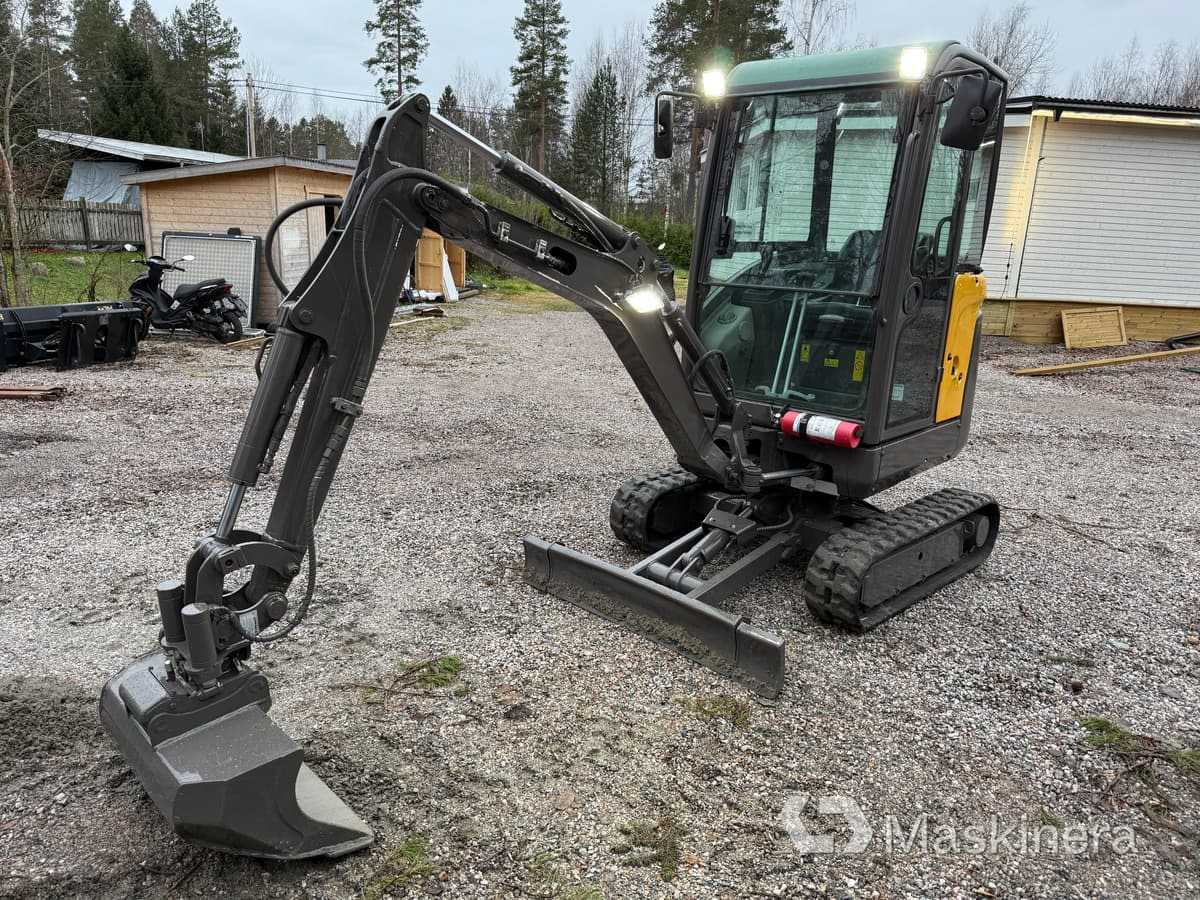 Grävmaskin Volvo EC18C med redskap - Excavadora de cadenas: foto 1 Grävmaskin Volvo EC18C med redskap - Excavadora de cadenas: foto 1