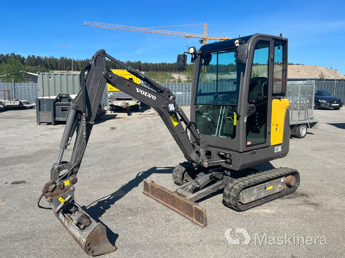 Grävmaskin Volvo EC18D med maskintrailer och redskap - Excavadora de cadenas: foto 2 Grävmaskin Volvo EC18D med maskintrailer och redskap - Excavadora de cadenas: foto 2