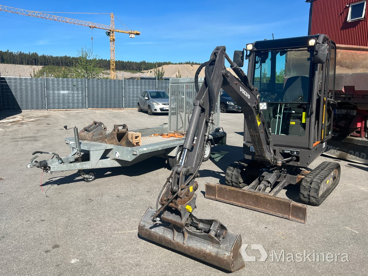 Grävmaskin Volvo EC18D med maskintrailer och redskap - Excavadora de cadenas: foto 1 Grävmaskin Volvo EC18D med maskintrailer och redskap - Excavadora de cadenas: foto 1