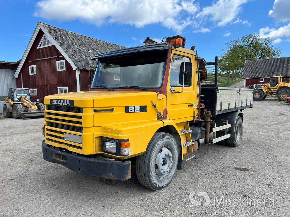 Scania T82HL4X2LS46KK Kran / tippbil Scania 82H - Volquete camión, Camión grúa: foto 1 Scania T82HL4X2LS46KK Kran / tippbil Scania 82H - Volquete camión, Camión grúa: foto 1