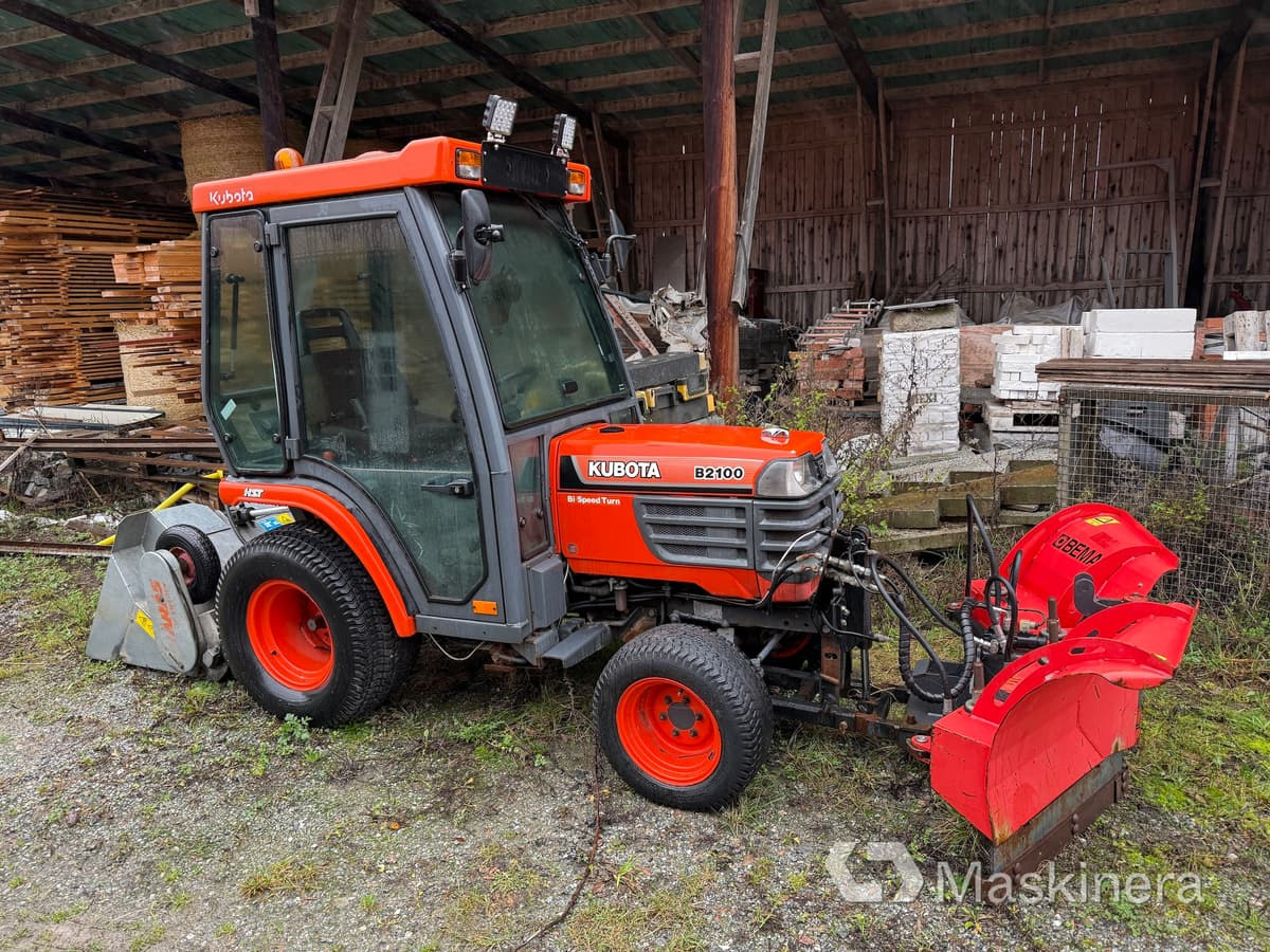 Traktor Kubota B2100 med Vikplog & Sandspridare - Tractor: foto 1 Traktor Kubota B2100 med Vikplog & Sandspridare - Tractor: foto 1
