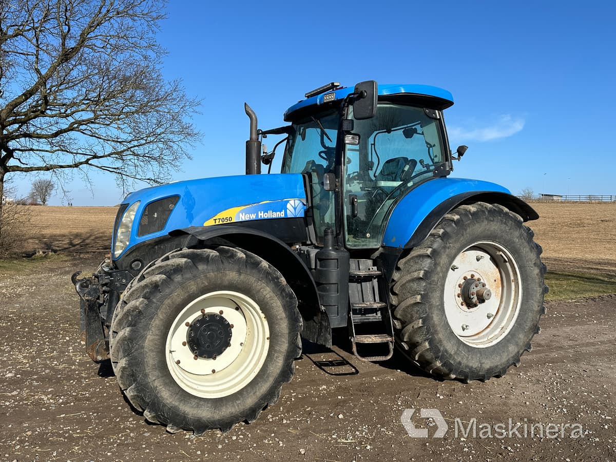 Traktor New Holland T7050 - Tractor: foto 1 Traktor New Holland T7050 - Tractor: foto 1