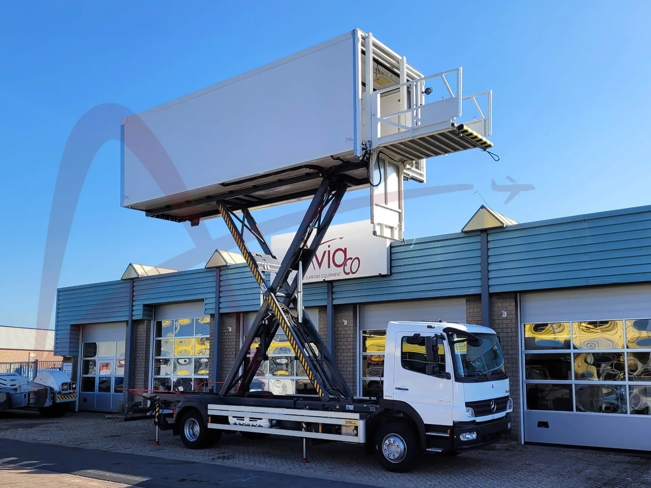 DOLL X-CAT U79.15S045.00 - Camión de catering: foto 2 DOLL X-CAT U79.15S045.00 - Camión de catering: foto 2