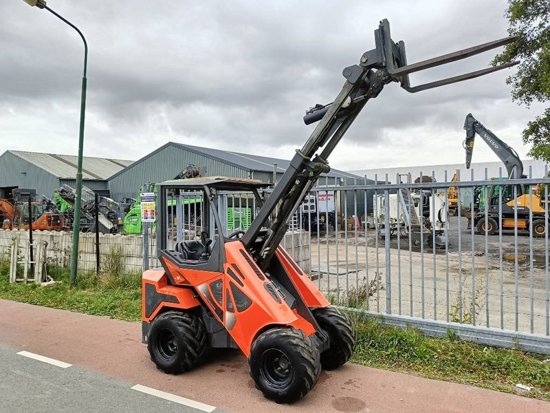 Cast 33 TLS minishovel mini loader giant avant 1400kg - Minicargadora de cadenas: foto 2 Cast 33 TLS minishovel mini loader giant avant 1400kg - Minicargadora de cadenas: foto 2