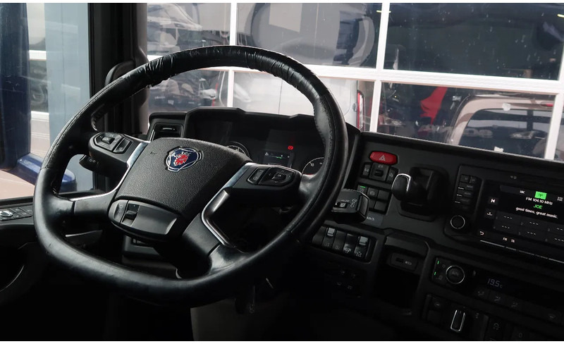 Scania P500 6x2/ FULL AIR/ HYDRAULIC/ LEATHER/ 2.950 WB/ DIFF LOCK/ SLIDE DISH - Cabeza tractora: foto 5 Scania P500 6x2/ FULL AIR/ HYDRAULIC/ LEATHER/ 2.950 WB/ DIFF LOCK/ SLIDE DISH - Cabeza tractora: foto 5