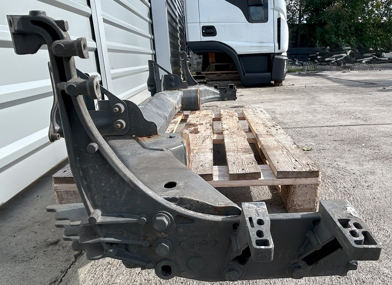 DAF CF EURO 6 BUMPER BEAM WITH STEP BRACKETS - Parachoques: foto 3 DAF CF EURO 6 BUMPER BEAM WITH STEP BRACKETS - Parachoques: foto 3