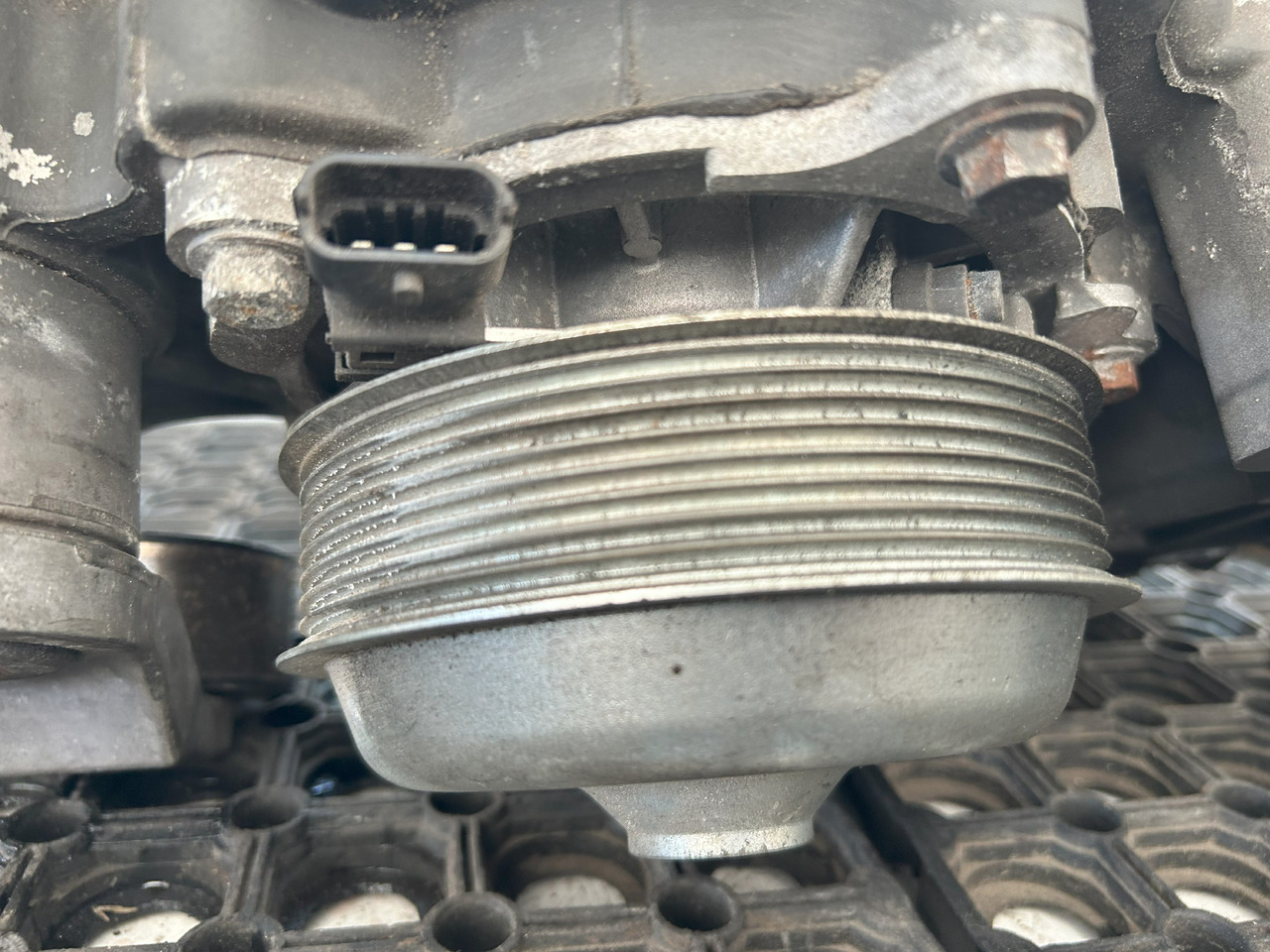 DAF COOLANT PUMP DAF XF 106 - Bomba de refrigerante: foto 3 DAF COOLANT PUMP DAF XF 106 - Bomba de refrigerante: foto 3