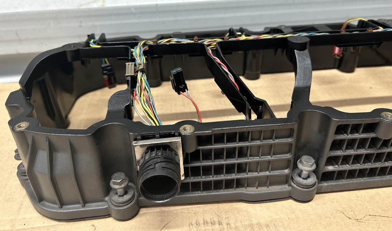 DAF SPACER FRAME ENGINE VALVE COVER XF 106 480 2033255 - Cabezal de bloque: foto 2 DAF SPACER FRAME ENGINE VALVE COVER XF 106 480 2033255 - Cabezal de bloque: foto 2