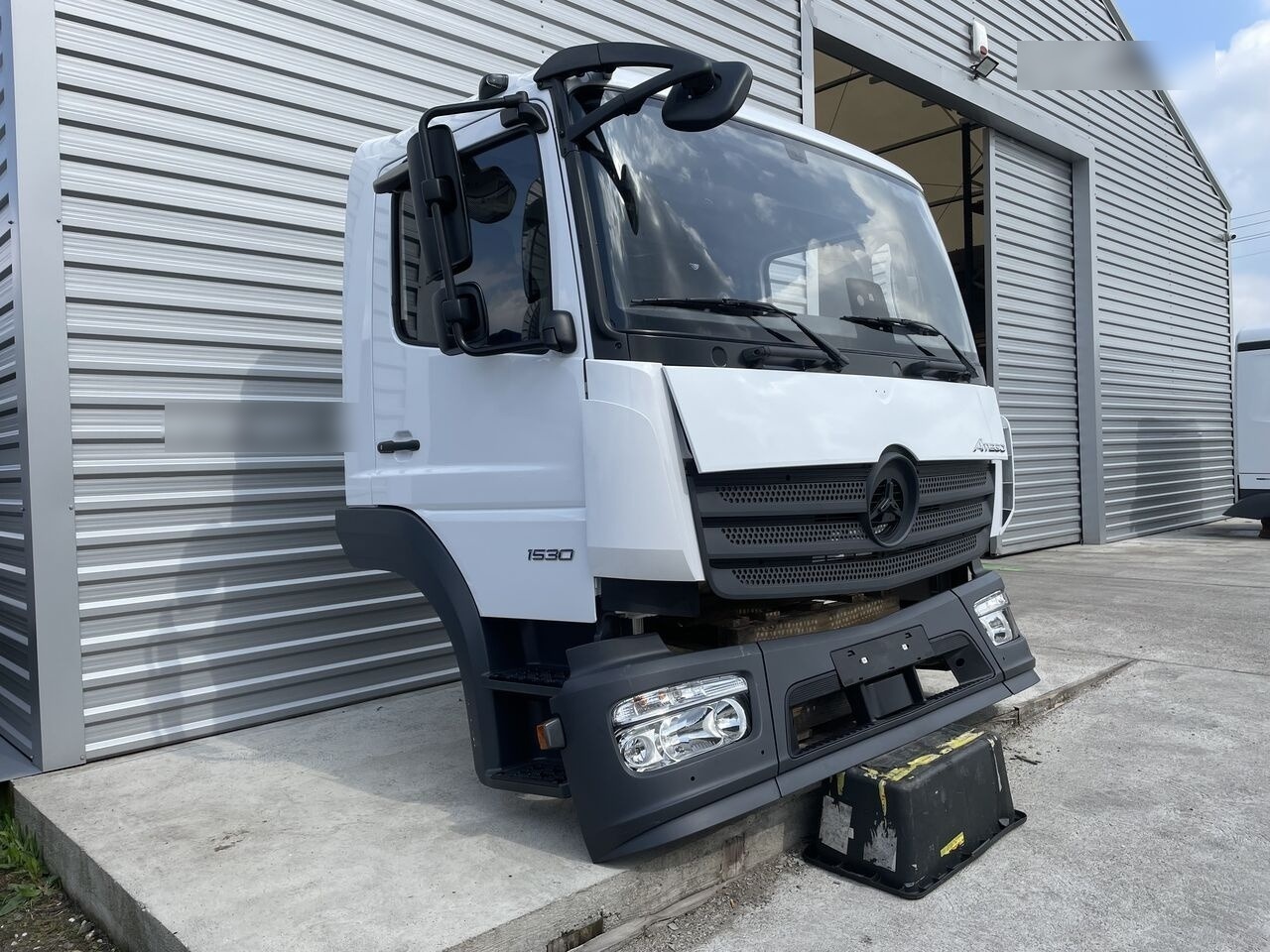 FRONT BUMPER COMPLETE EXTRA COST 700EU Mercedes-Benz ATEGO Euro 6 Mercedes-Benz 1523 L, 1524 L, 1527 L, 1530 - Cabina para Camión: foto 2 FRONT BUMPER COMPLETE EXTRA COST 700EU Mercedes-Benz ATEGO Euro 6 Mercedes-Benz 1523 L, 1524 L, 1527 L, 1530 - Cabina para Camión: foto 2