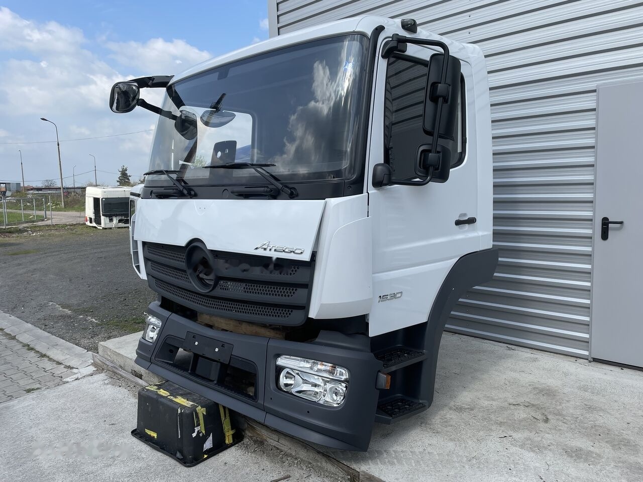 FRONT BUMPER COMPLETE EXTRA COST 700EU Mercedes-Benz ATEGO Euro 6 Mercedes-Benz 1523 L, 1524 L, 1527 L, 1530 - Cabina para Camión: foto 4 FRONT BUMPER COMPLETE EXTRA COST 700EU Mercedes-Benz ATEGO Euro 6 Mercedes-Benz 1523 L, 1524 L, 1527 L, 1530 - Cabina para Camión: foto 4