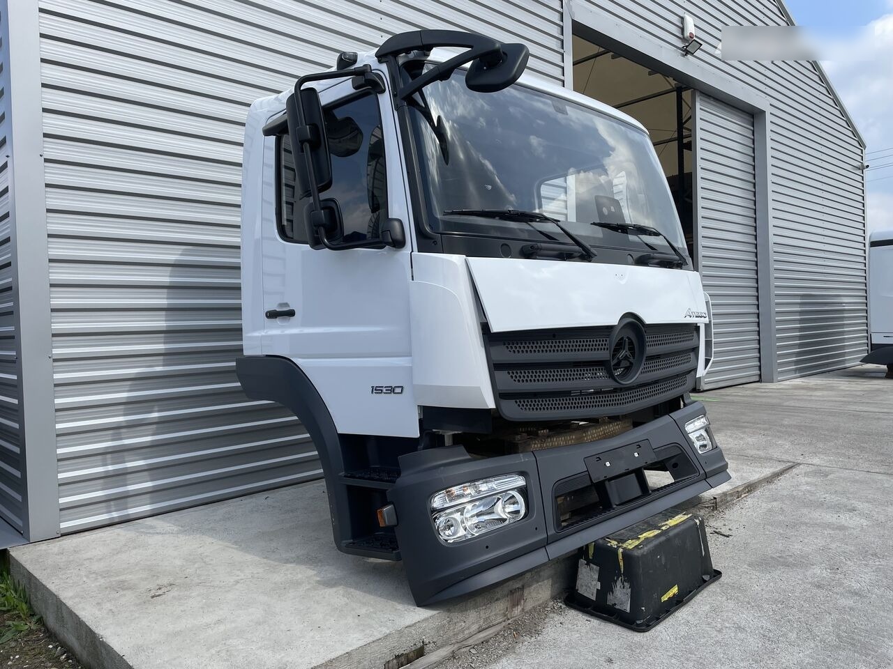 FRONT BUMPER COMPLETE EXTRA COST 800EU Mercedes-Benz ATEGO S-cab ClassicSpace, 2.30 m 2023 Mercedes-Benz ATEGO truck - Cabina para Camión: foto 2 FRONT BUMPER COMPLETE EXTRA COST 800EU Mercedes-Benz ATEGO S-cab ClassicSpace, 2.30 m 2023 Mercedes-Benz ATEGO truck - Cabina para Camión: foto 2