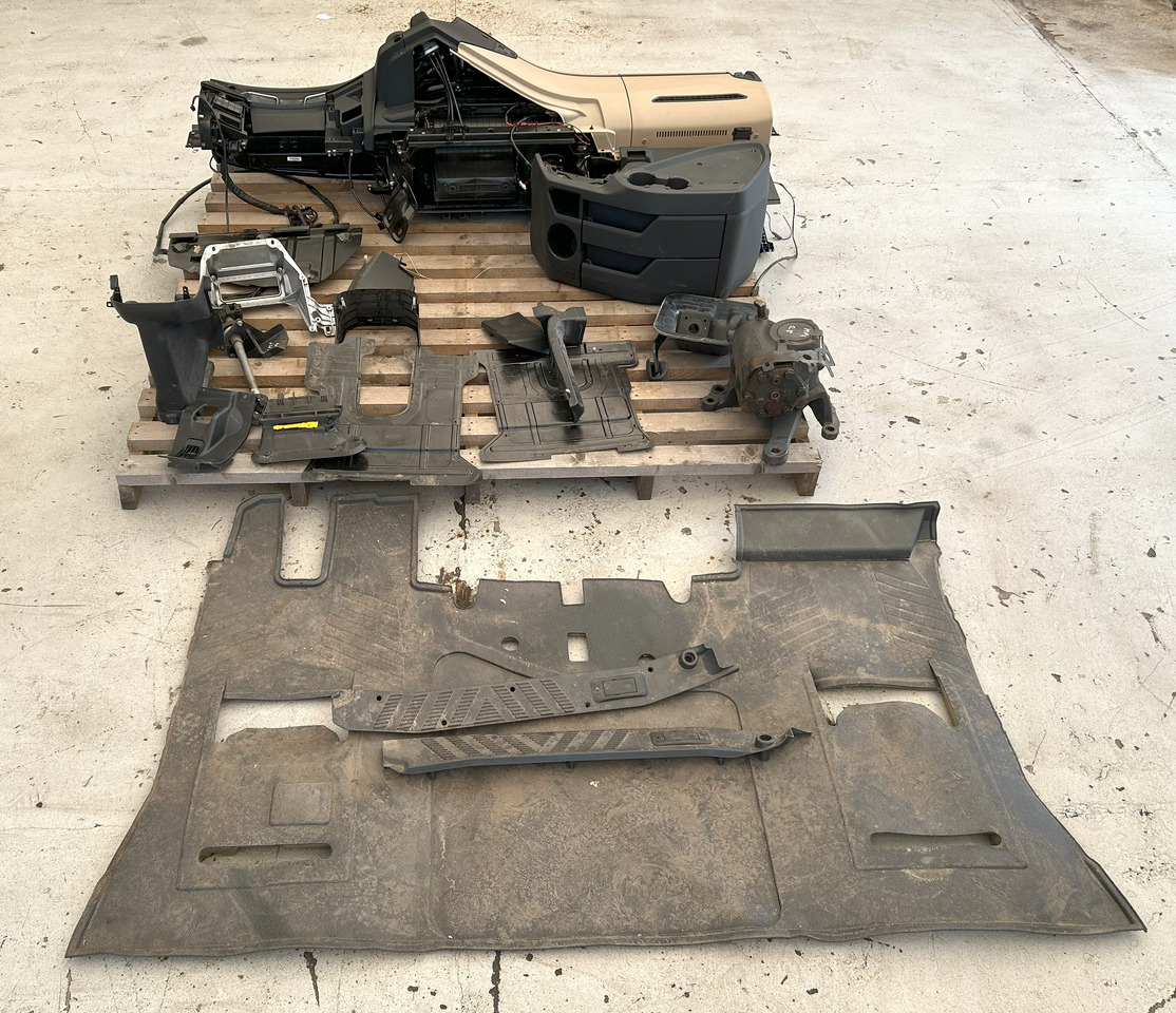 MERCEDES-BENZ COMPLETE INTERIOR CONSOLE - DASHBOARD FOR A BRITISH MERCEDES ACTROS MP4 - Cabina: foto 3 MERCEDES-BENZ COMPLETE INTERIOR CONSOLE - DASHBOARD FOR A BRITISH MERCEDES ACTROS MP4 - Cabina: foto 3