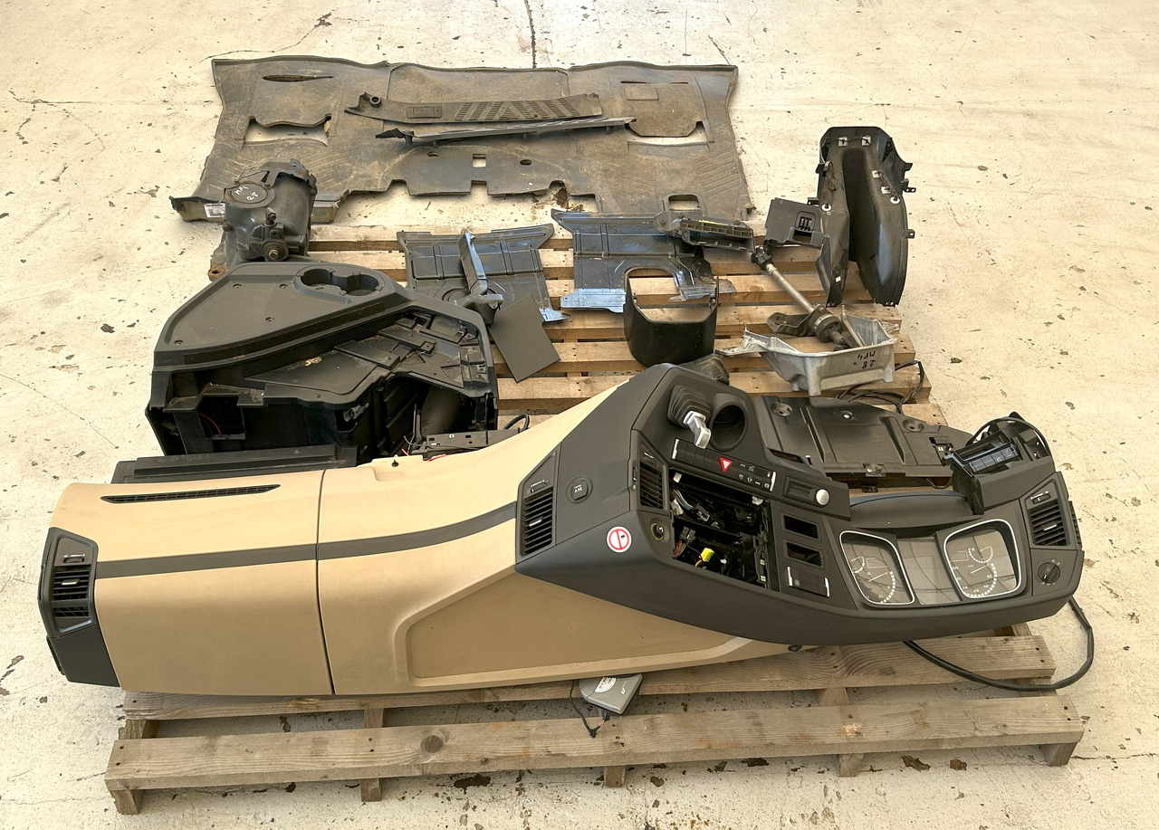 Cabina MERCEDES-BENZ COMPLETE INTERIOR CONSOLE - DASHBOARD FOR A BRITISH MERCEDES ACTROS MP4: foto 24