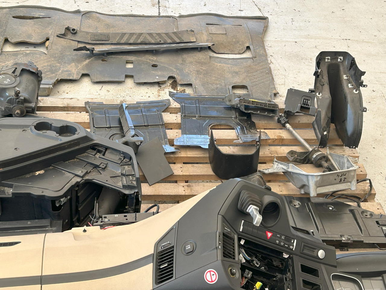 Cabina MERCEDES-BENZ COMPLETE INTERIOR CONSOLE - DASHBOARD FOR A BRITISH MERCEDES ACTROS MP4: foto 28