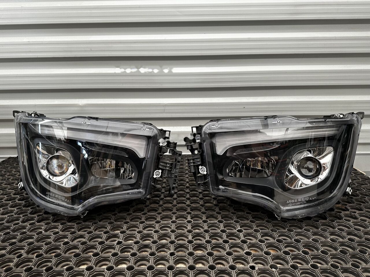 Mercedes-Benz LED ACTROS AROCS MP5 Mercedes-Benz ACTROS MP4 - Faro delantero para Camión: foto 1 Mercedes-Benz LED ACTROS AROCS MP5 Mercedes-Benz ACTROS MP4 - Faro delantero para Camión: foto 1