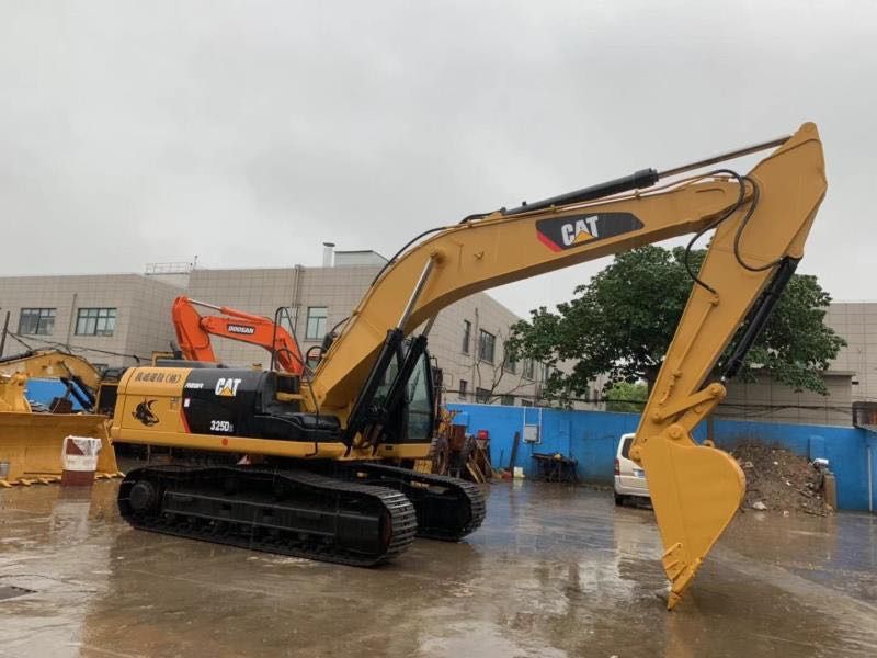 Caterpillar Used Excavator Cheap Price CAT 325D, 325BL Made in Japan - Excavadora de cadenas: foto 1 Caterpillar Used Excavator Cheap Price CAT 325D, 325BL Made in Japan - Excavadora de cadenas: foto 1
