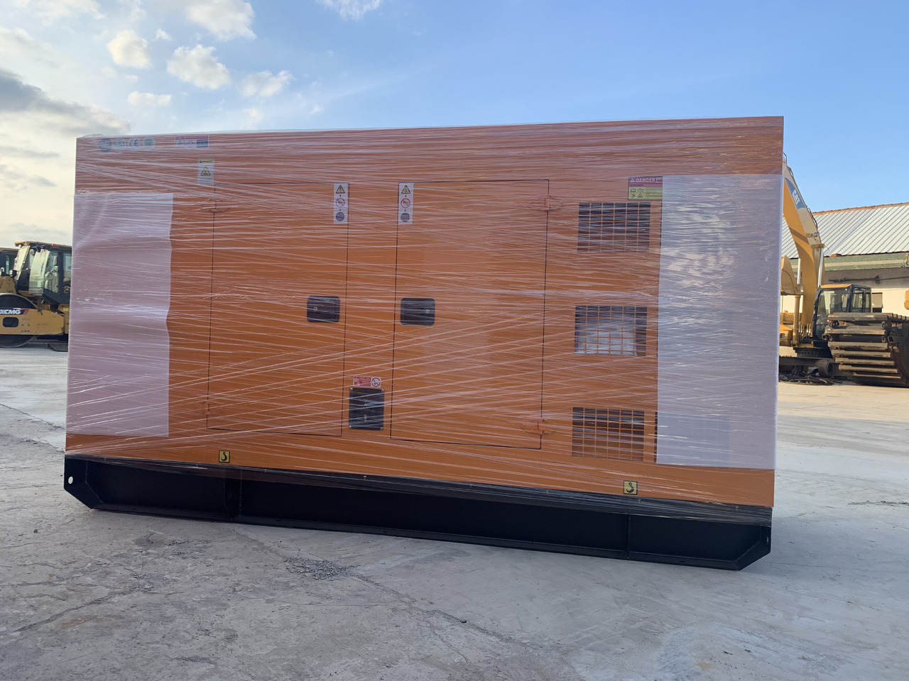 Cummins Gnerator Set 90KW Three Phase Power 50HZ - Generador industriale: foto 1 Cummins Gnerator Set 90KW Three Phase Power 50HZ - Generador industriale: foto 1