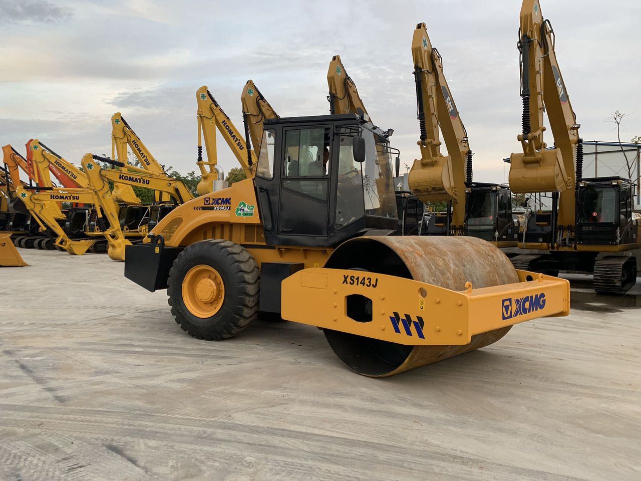 XCMG Used Compactor XS143J 14-Ton Single Drum Vibratory Road Roller - 103kW Shangchai Engine, 28/33Hz Frequency, 1.9/0.95mm Amplitude - Apisonadora de asfalto: foto 3 XCMG Used Compactor XS143J 14-Ton Single Drum Vibratory Road Roller - 103kW Shangchai Engine, 28/33Hz Frequency, 1.9/0.95mm Amplitude - Apisonadora de asfalto: foto 3