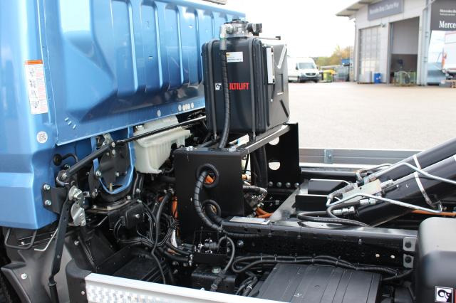 Foto del interior 1: Multibasculante camión FUSO 9C18E