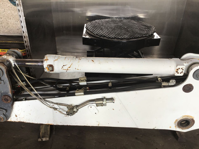 Liebherr A914 Li / A914B Li / A924B Li / A924C Li / A934B Li / A934C Li / R914 / R914B / R924 B / R924 C / R934B / R934C - Cilindro hidráulico: foto 1 Liebherr A914 Li / A914B Li / A924B Li / A924C Li / A934B Li / A934C Li / R914 / R914B / R924 B / R924 C / R934B / R934C - Cilindro hidráulico: foto 1