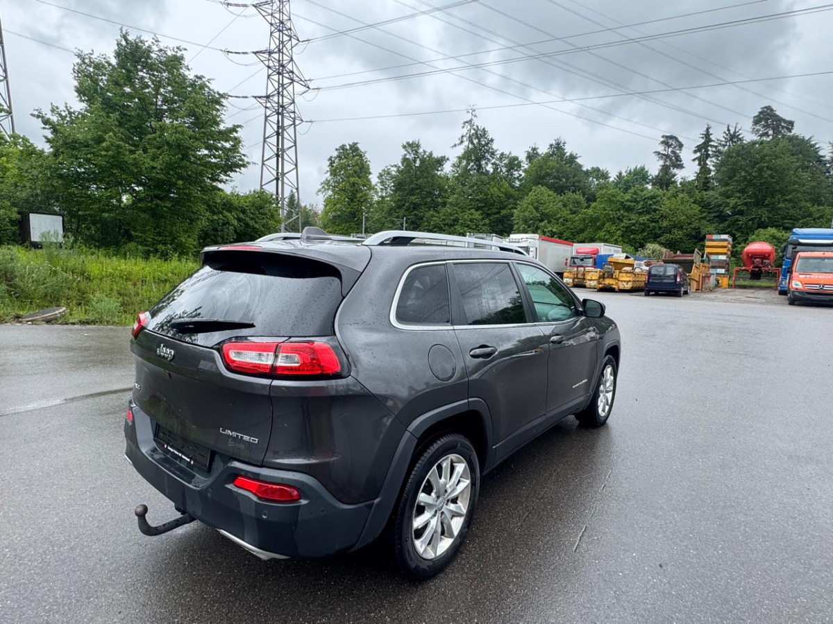 JEEP Cherokee 2.2 TD - Hatchback: foto 4 JEEP Cherokee 2.2 TD - Hatchback: foto 4