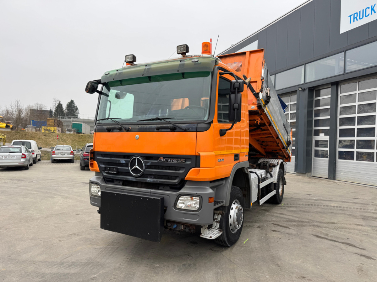 MERCEDES Actros 1841 4x4 mit Schneeplfug - Volquete camión: foto 1 MERCEDES Actros 1841 4x4 mit Schneeplfug - Volquete camión: foto 1