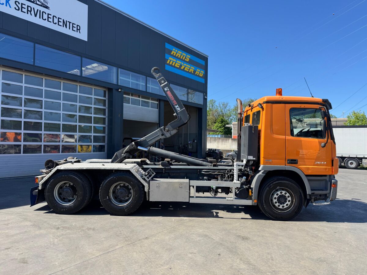 MERCEDES Actros 2644 6x4 Hiab 21T Salzstreuer & Schneepflug - Multibasculante camión: foto 4 MERCEDES Actros 2644 6x4 Hiab 21T Salzstreuer & Schneepflug - Multibasculante camión: foto 4
