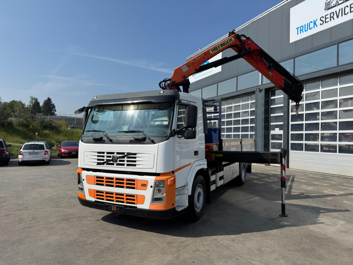 VOLVO FM-300 4x2 Palfinger 16502-5 - Camión grúa: foto 1 VOLVO FM-300 4x2 Palfinger 16502-5 - Camión grúa: foto 1