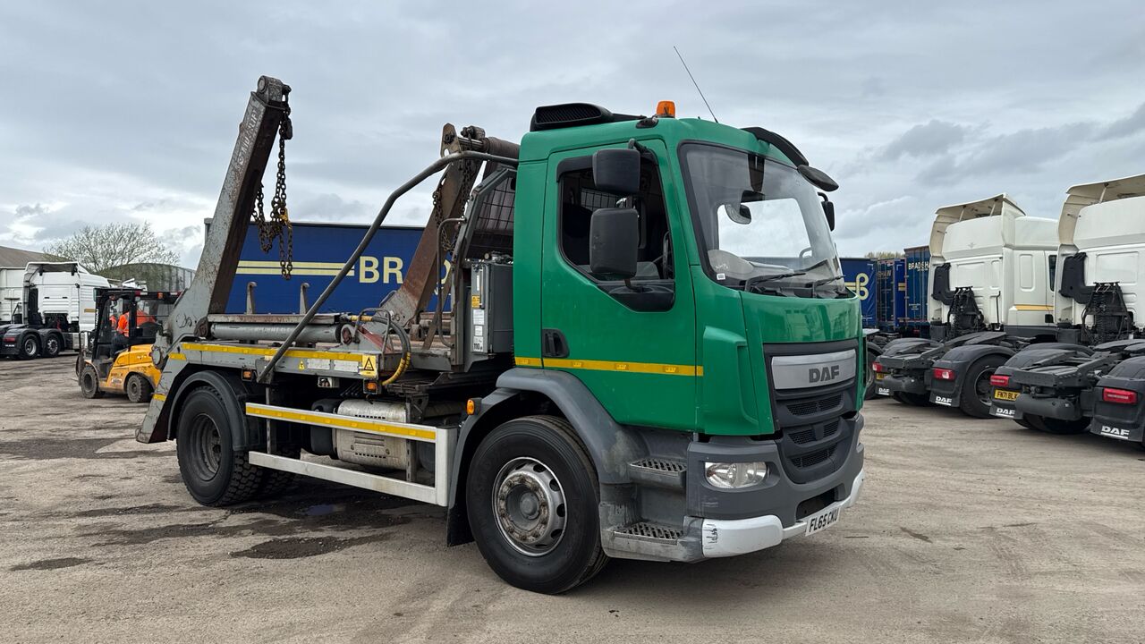 DAF LF 220 - Portacontenedor de cadenas camión: foto 1 DAF LF 220 - Portacontenedor de cadenas camión: foto 1