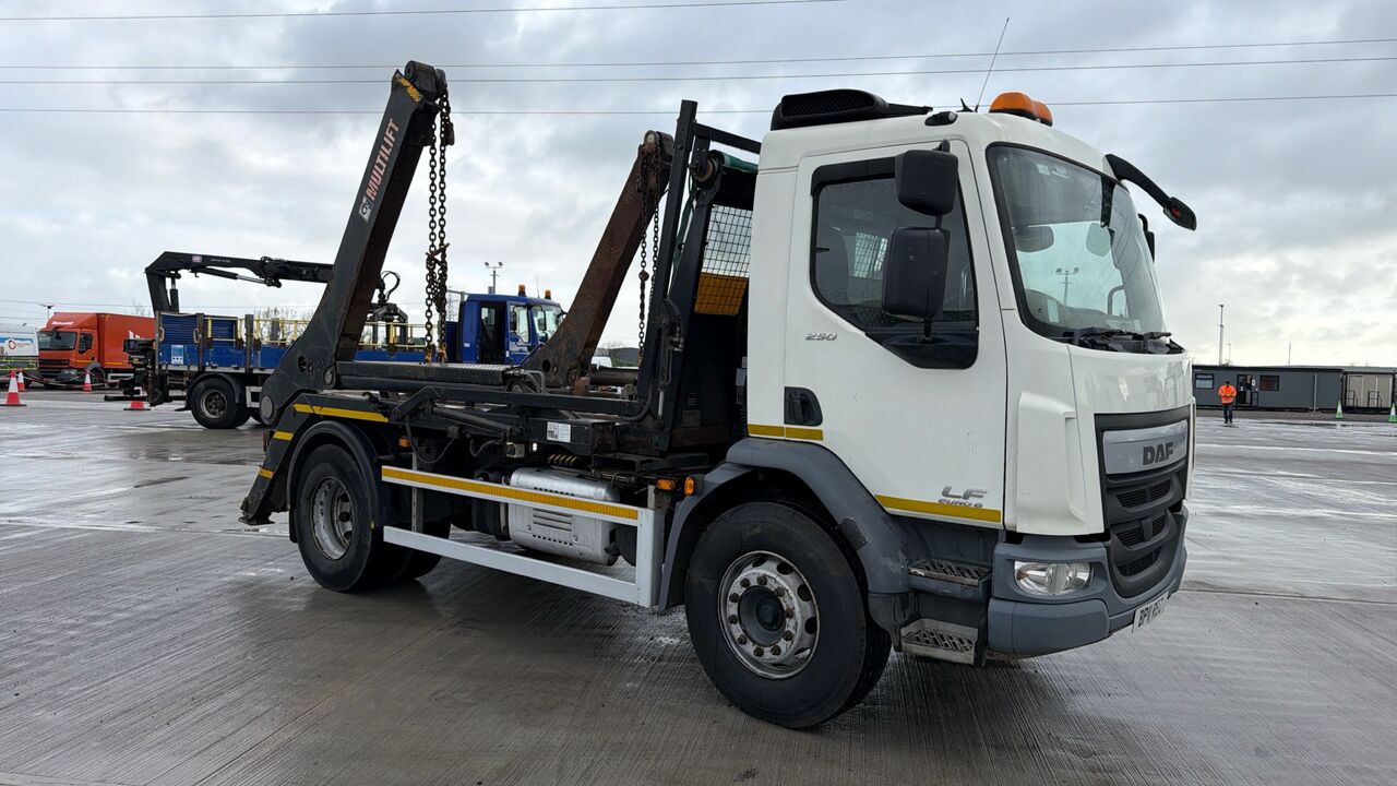 DAF LF - Portacontenedor de cadenas camión: foto 1 DAF LF - Portacontenedor de cadenas camión: foto 1
