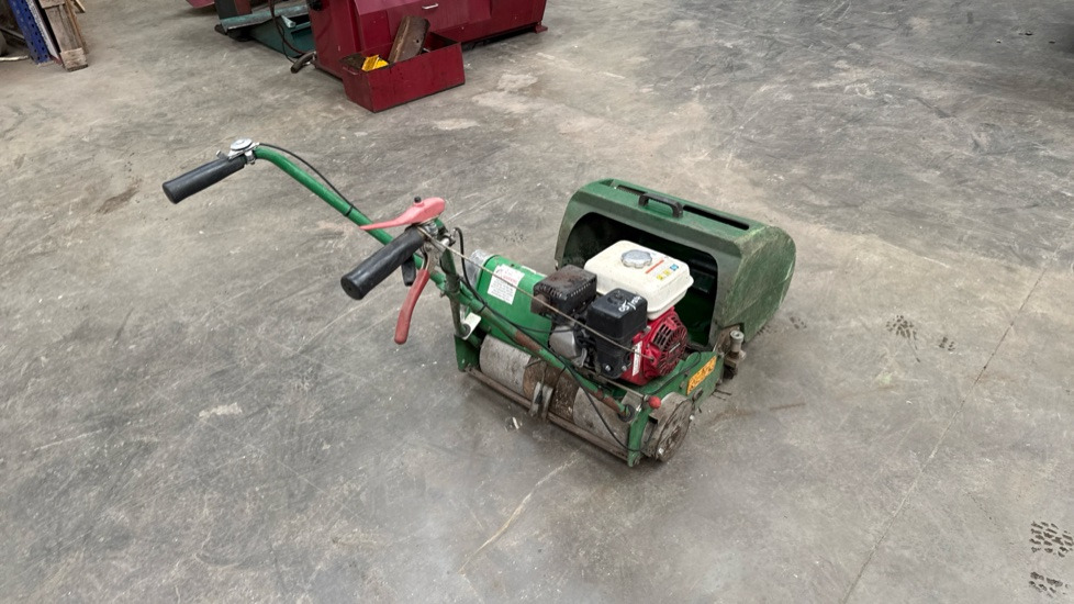 DENNIS FT510 PEDESTRIAN CYLINDER MOWER, NO UNIT, GRASS BOX - Equipo de construcción: foto 2 DENNIS FT510 PEDESTRIAN CYLINDER MOWER, NO UNIT, GRASS BOX - Equipo de construcción: foto 2