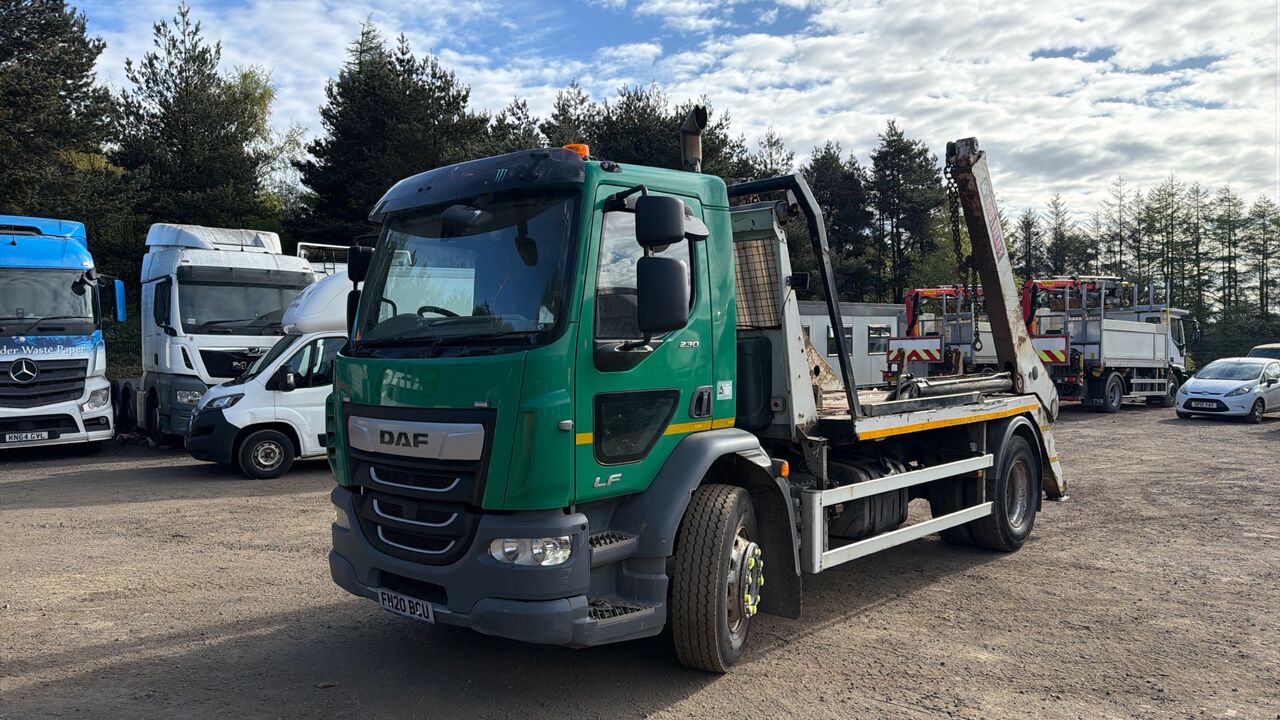 Daf LF 230 - Portacontenedor de cadenas camión: foto 2 Daf LF 230 - Portacontenedor de cadenas camión: foto 2