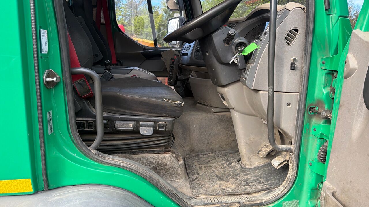 Daf LF 230 - Portacontenedor de cadenas camión: foto 5 Daf LF 230 - Portacontenedor de cadenas camión: foto 5