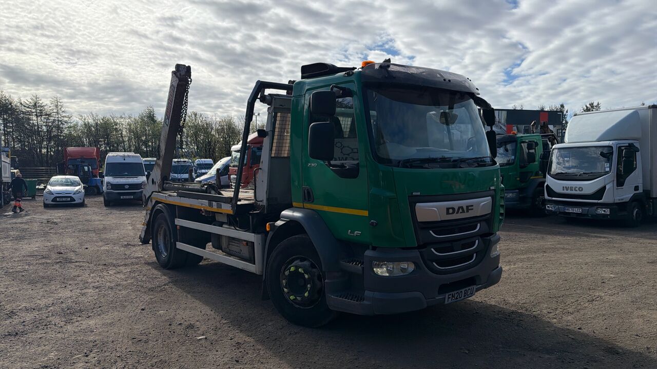 Daf LF 230 - Portacontenedor de cadenas camión: foto 1 Daf LF 230 - Portacontenedor de cadenas camión: foto 1