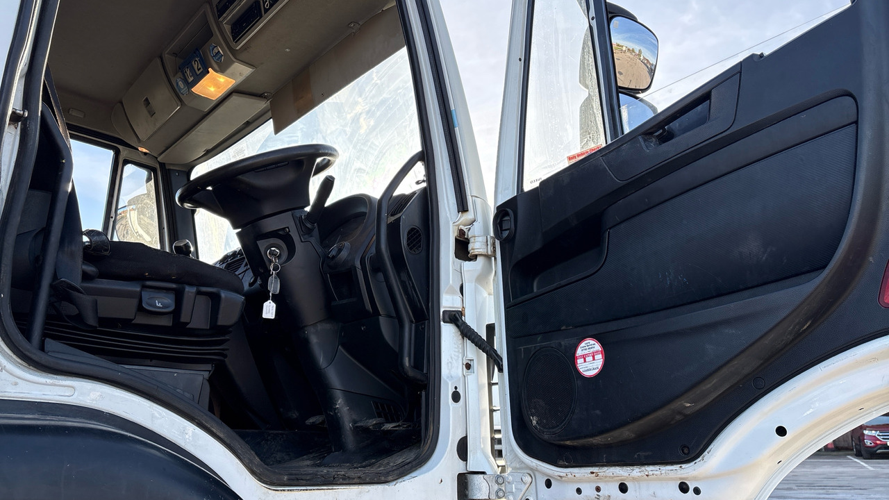 IVECO EUROCARGO 120-190 - Camión caja abierta, Camión grúa: foto 5 IVECO EUROCARGO 120-190 - Camión caja abierta, Camión grúa: foto 5