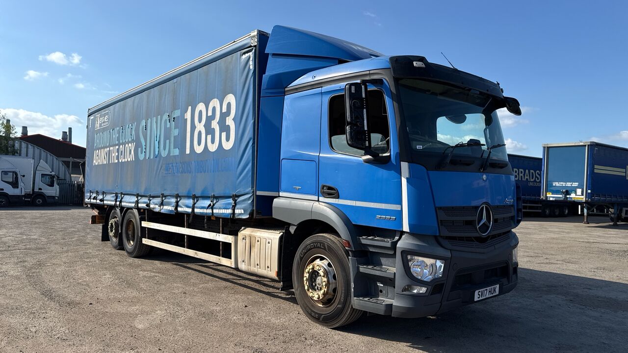 MERCEDES-BENZ ACTROS 2533 - Camión lona: foto 1 MERCEDES-BENZ ACTROS 2533 - Camión lona: foto 1