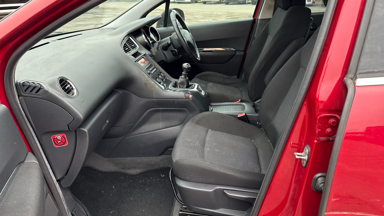 Coche PEUGEOT 5008 2.0 HDI 150PS: foto 13 Coche PEUGEOT 5008 2.0 HDI 150PS: foto 13