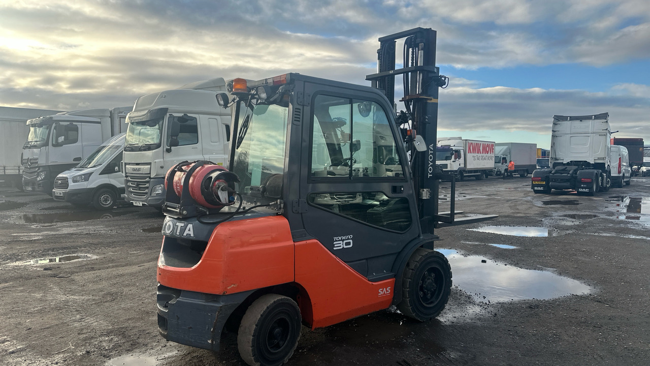 TOYOTA TONERO 30 - Carretilla elevadora de gas: foto 4 TOYOTA TONERO 30 - Carretilla elevadora de gas: foto 4