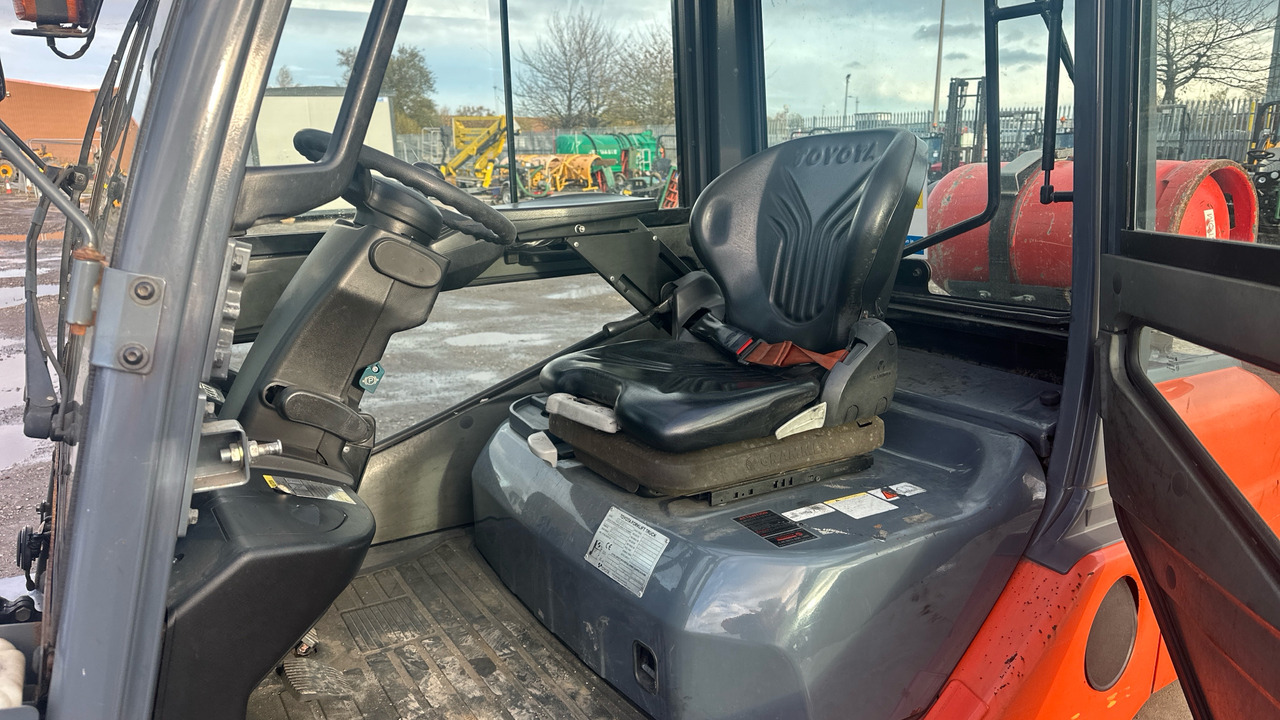 TOYOTA TONERO 30 - Carretilla elevadora de gas: foto 5 TOYOTA TONERO 30 - Carretilla elevadora de gas: foto 5