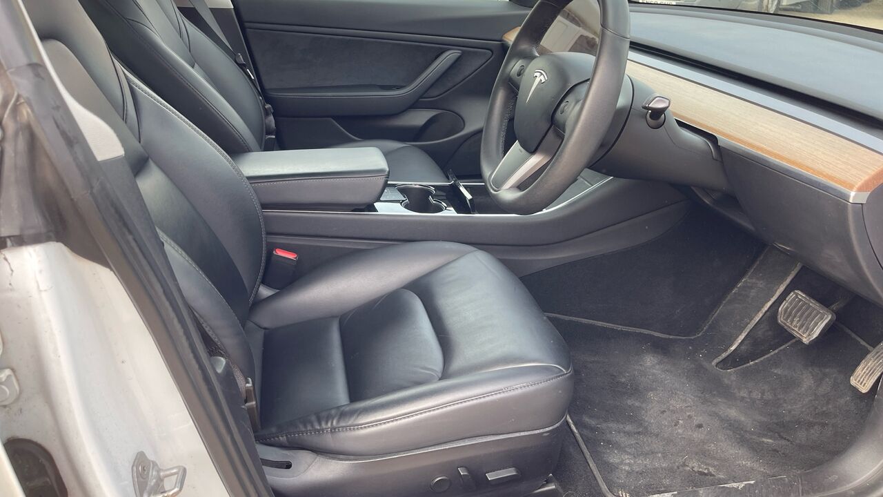 Tesla Model 3 - Sedan: foto 5 Tesla Model 3 - Sedan: foto 5