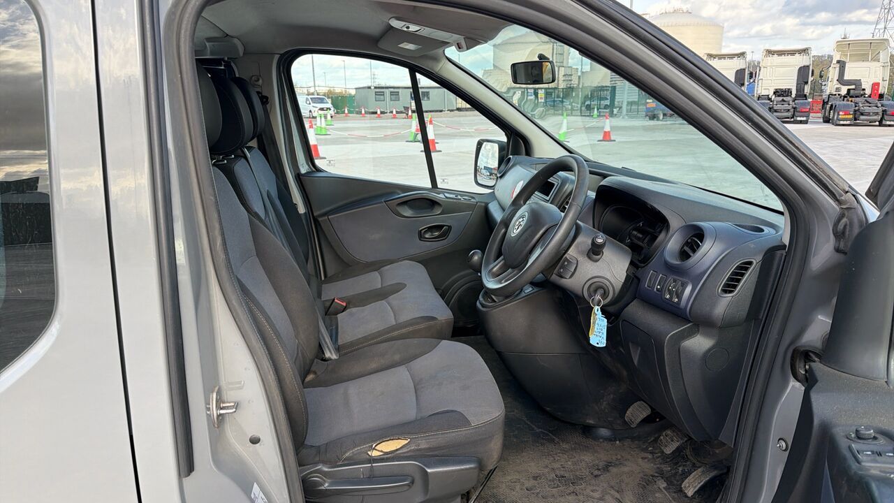 VAUXHALL VIVARO 2900 1.6CDTI BiTurbo 120PS ecoFLEX H1 Combi - Minibús, Furgoneta de pasajeros: foto 5 VAUXHALL VIVARO 2900 1.6CDTI BiTurbo 120PS ecoFLEX H1 Combi - Minibús, Furgoneta de pasajeros: foto 5